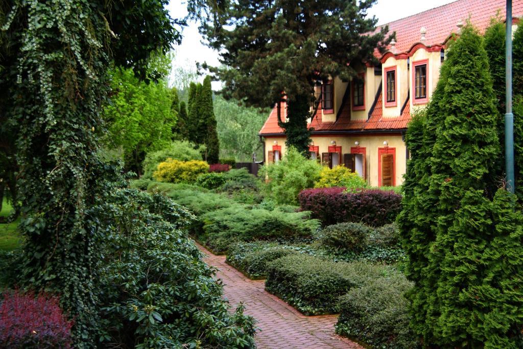 Dvur Pecinov Hotel Benesov  Exterior photo